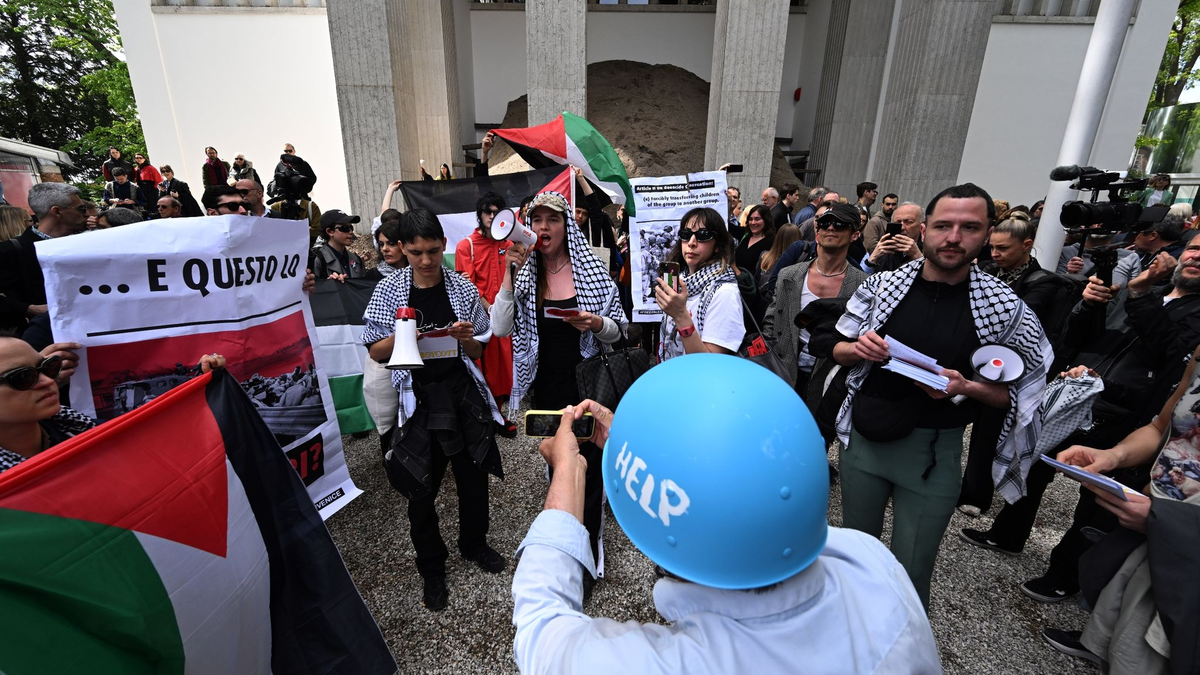 Demonstranten auf dem Gelände der Kunstbiennale. - Foto: Felix Hörhager/dpa