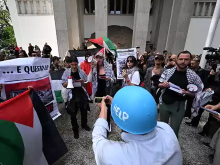 Demonstranten auf dem Gelände der Kunstbiennale. - Foto: Felix Hörhager/dpa