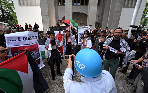 Demonstranten auf dem Gelände der Kunstbiennale. - Foto: Felix Hörhager/dpa