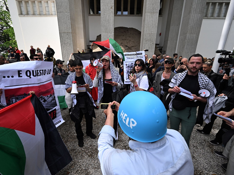 Demonstranten auf dem Gelände der Kunstbiennale. - Foto: Felix Hörhager/dpa