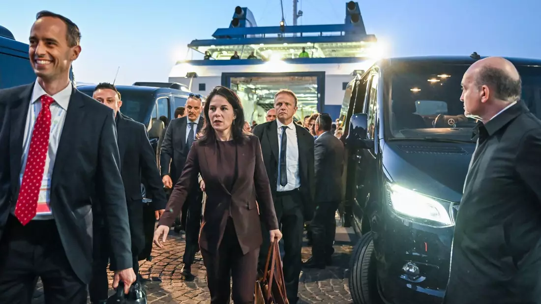 Von Israel nach Italien: Außenministerin Annalena Baerbock (M) kommt auf Capri mit der Fähre zu dem Treffen der G7-Außenminister an. - Bild: Britta Pedersen/dpa