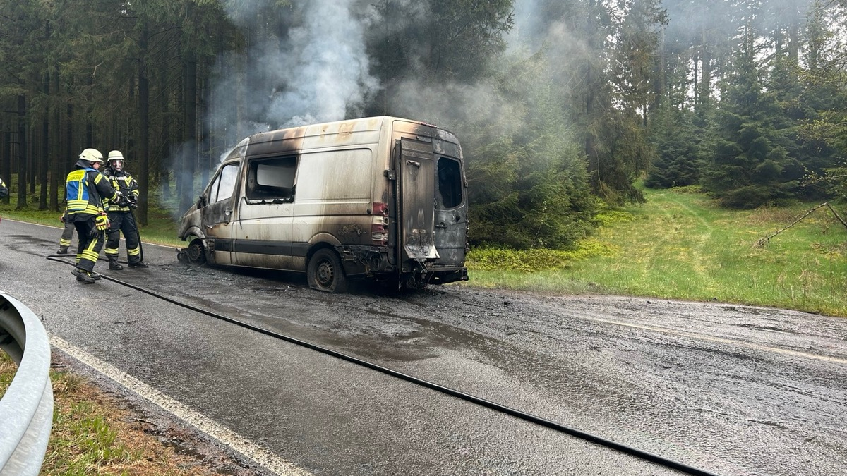 POL-PDTR: Fahrzeugbrand auf der K126 - Foto: presseportal.de