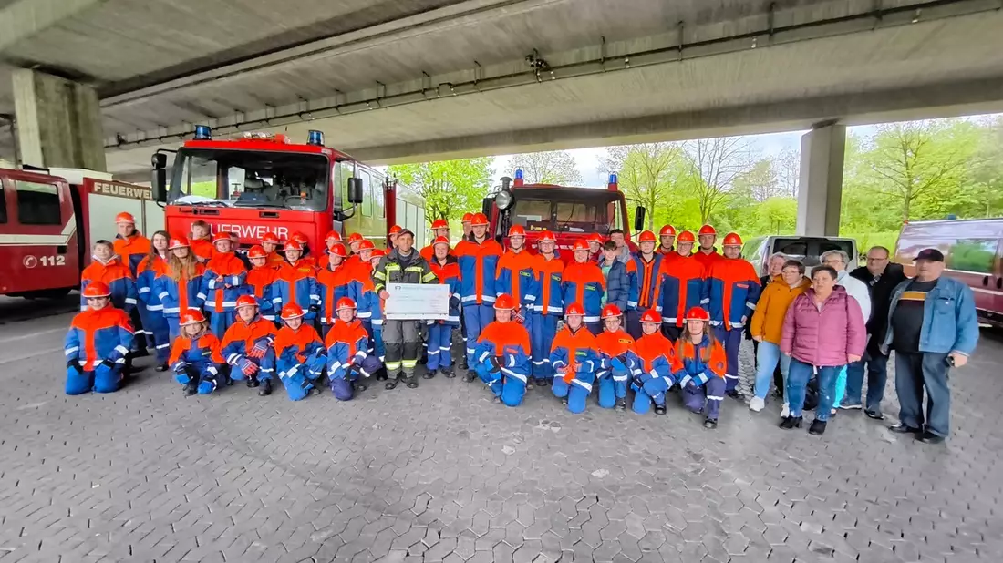 FW-AR: GROSSZÜGIGE SPENDE FÜR DIE JUGENDFEUERWEHR ARNSBERG - Bild: presseportal.de