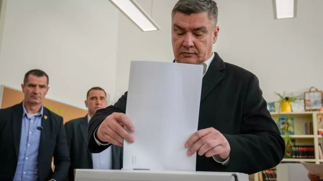 Kroatiens Präsident Zoran Milanovic gibt seine Stimme in einem Wahllokal in Zagreb ab. - Bild: Darko Bandic/AP