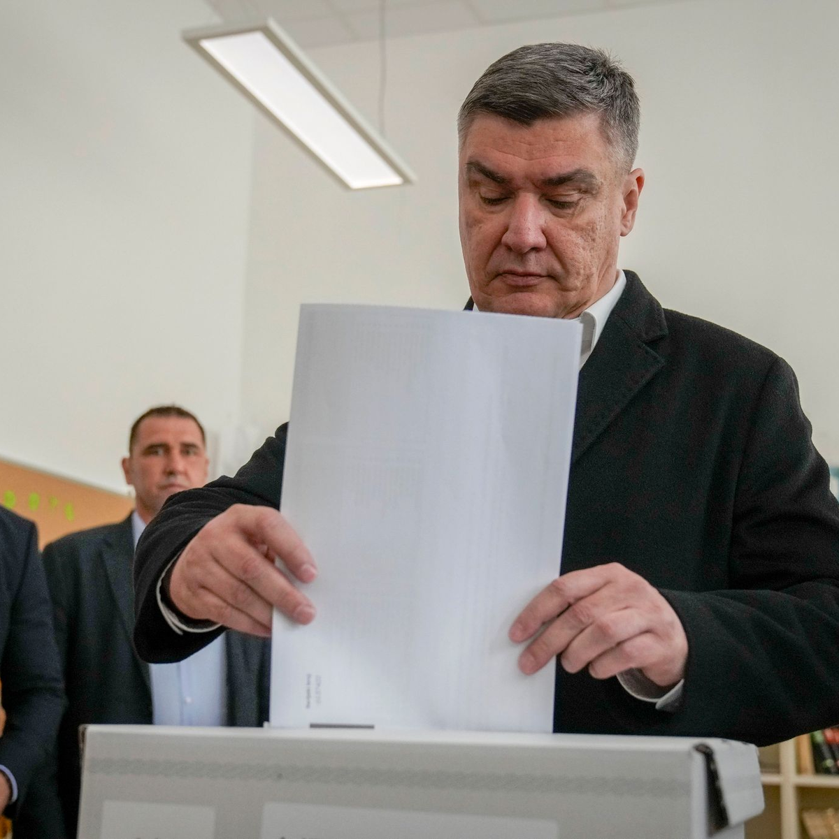 Kroatiens Präsident Zoran Milanovic gibt seine Stimme in einem Wahllokal in Zagreb ab. Er ist ein erbitterter politischer Gegner von Premier Plenkovic. - Foto: Darko Bandic/AP