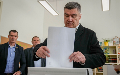 Kroatiens Präsident Zoran Milanovic gibt seine Stimme in einem Wahllokal in Zagreb ab. Er ist ein erbitterter politischer Gegner von Premier Plenkovic. - Foto: Darko Bandic/AP