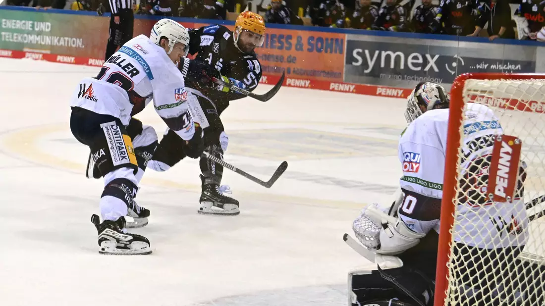 Die Eisbären machten mit einem 2:0 in Bremerhaven den zehnten Meistertitel perfekt. - Bild: Carmen Jaspersen/dpa