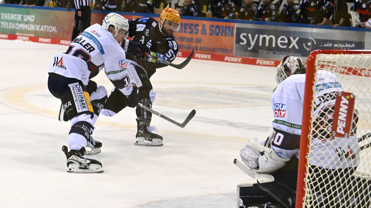Bremerhavens Alexander Friesen (M.) erzielte das 4:2. - Foto: Carmen Jaspersen/dpa