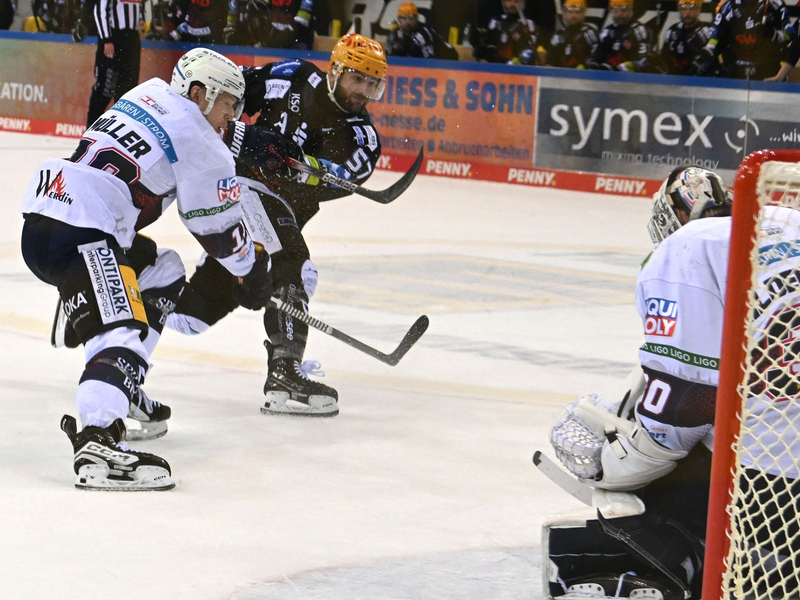 Die Eisbären machten mit einem 2:0 in Bremerhaven den zehnten Meistertitel perfekt. - Foto: Carmen Jaspersen/dpa