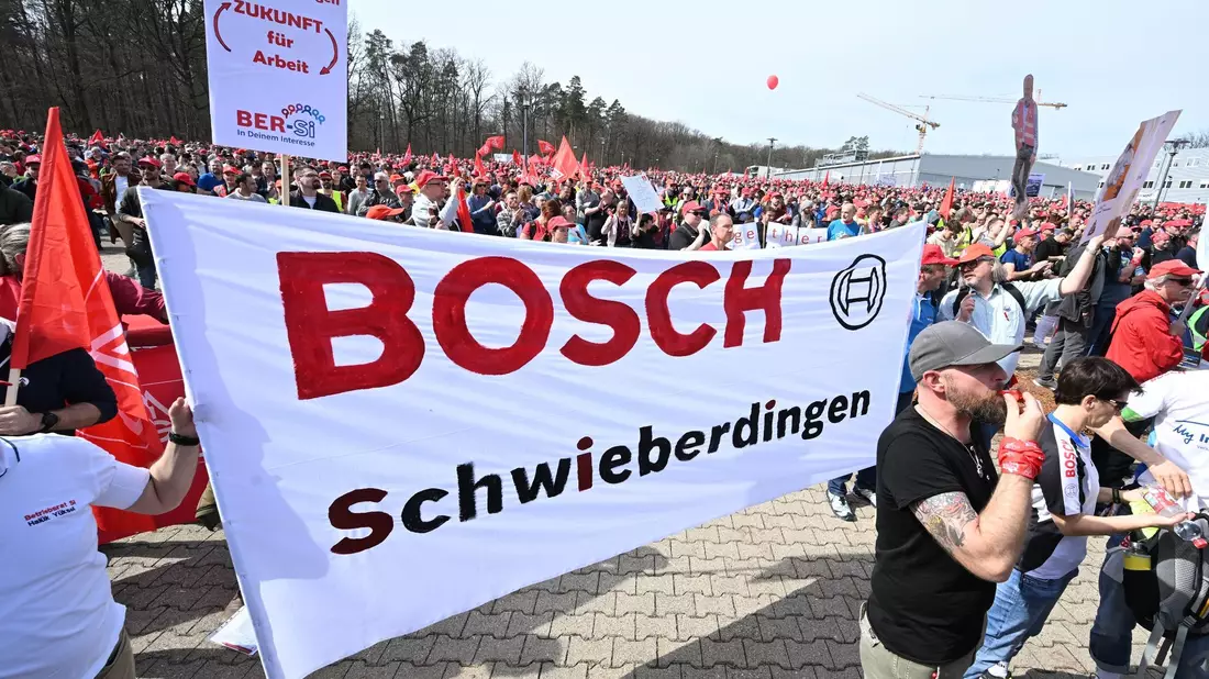 Mitarbeiter demonstrieren für eine Mitbestimmung bei dem von Bosch geplanten Stellenabbau. - Bild: Bernd Weißbrod/dpa