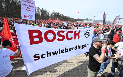 Mitarbeiter demonstrieren für eine Mitbestimmung bei dem von Bosch geplanten Stellenabbau. - Foto: Bernd Weißbrod/dpa