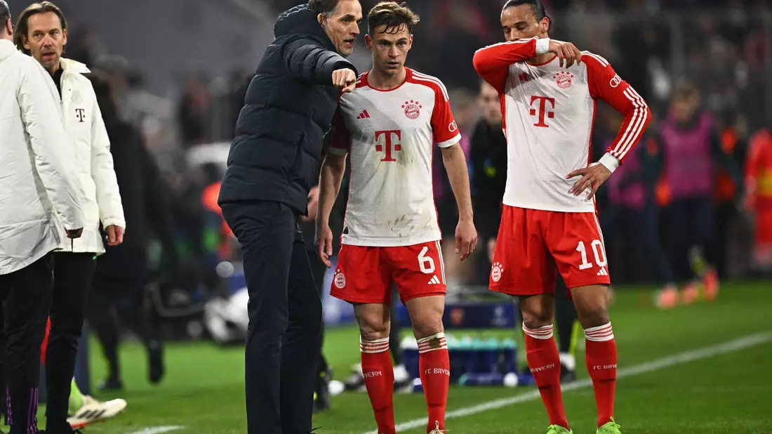 Bayern-Trainer Thomas Tuchel (l) gibt Joshua Kimmich (M.) und Leroy Sané Anweisungen. - Bild: Tom Weller/dpa