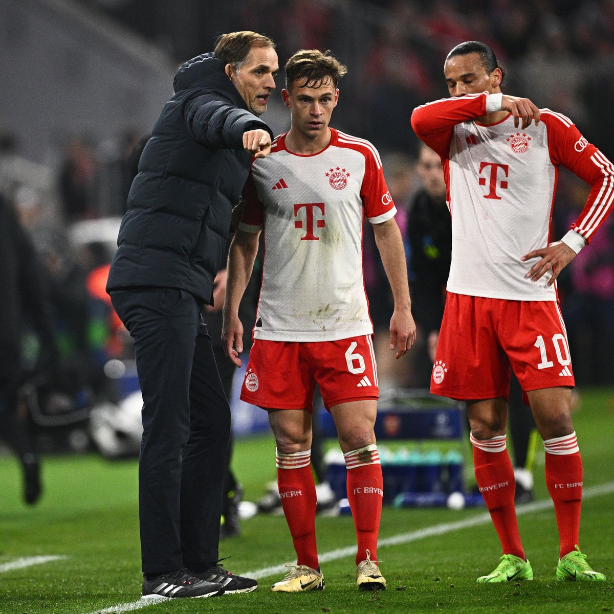 Bayern-Trainer Thomas Tuchel (l) gibt Joshua Kimmich (M.) und Leroy Sané Anweisungen. - Foto: Tom Weller/dpa