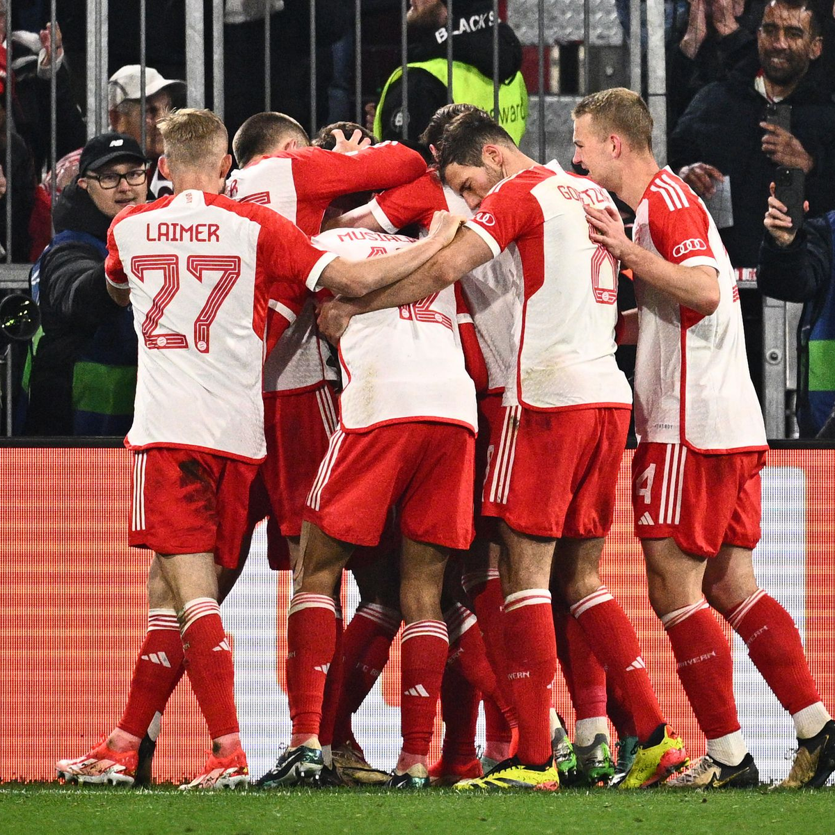 Am Ende bejubelten die Münchner den Halbfinaleinzug. - Foto: Tom Weller/dpa