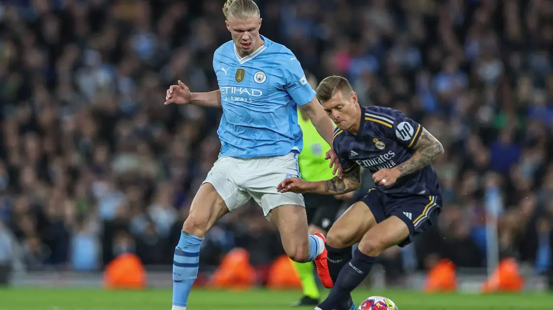 Toni Kroos (r) und Erling Haaland lieferten sich mit Real Madrid und Manchester City ein enges Duell. - Bild: Mark Cosgrove/News Images via ZUMA Press Wire/dpa