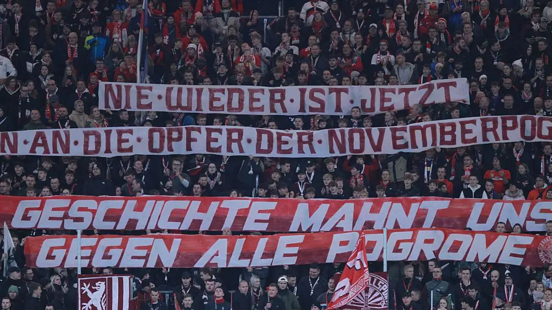 Fußballfans zeigen ein Banner zum Gedenken an die Opfer des Novemberpogroms  (Archiv) - Bild: über dts Nachrichtenagentur