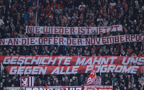 Fußballfans zeigen ein Banner zum Gedenken an die Opfer des Novemberpogroms  (Archiv) - Foto: über dts Nachrichtenagentur