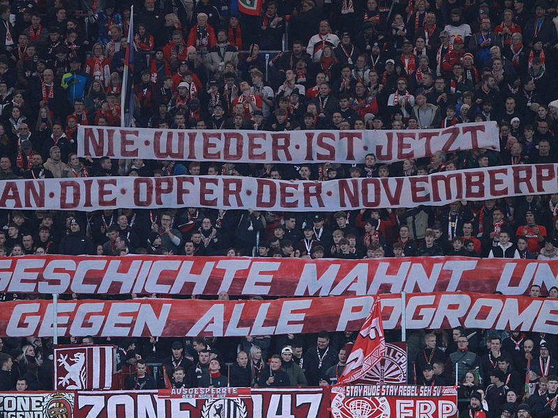 Fußballfans zeigen ein Banner zum Gedenken an die Opfer des Novemberpogroms  (Archiv) - Foto: über dts Nachrichtenagentur