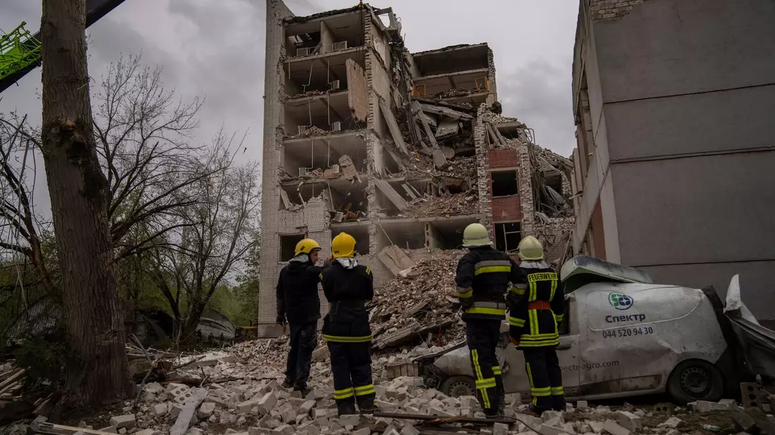 Bei einer russischen Raketenattacke auf die nordukrainische Stadt Tschernihiw kamen 17 Menschen ums Leben. - Bild: Francisco Seco/AP/dpa