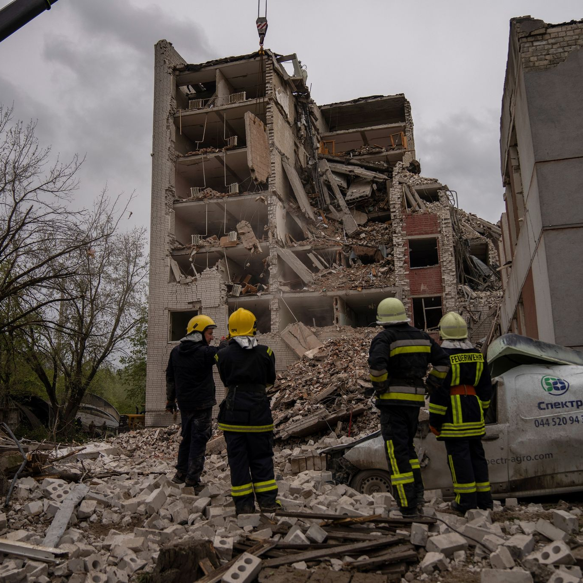 Bei einer russischen Raketenattacke auf die nordukrainische Stadt Tschernihiw kamen 17 Menschen ums Leben. - Foto: Francisco Seco/AP/dpa