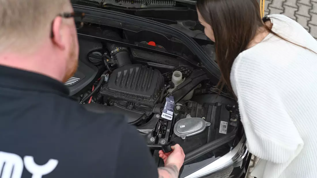 Ailt Broer, Fahrlehrer aus Aurich, erklärt seiner Fahrschülerin Lea M., die den Führerschein mit 17 erwerben möchte, die einzelnen Bauteile eines Motors. - Bild: Lars Penning/dpa