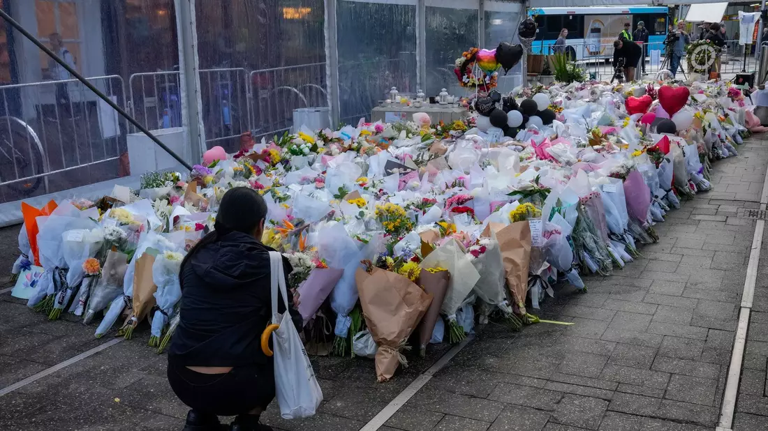 Der Bischof einer christlichen Gemeinde wurde bei einer Messe von einem 16-Jährigen attackiert. Danach kam es zu Ausschreitungen. - Bild: Mark Baker/AP