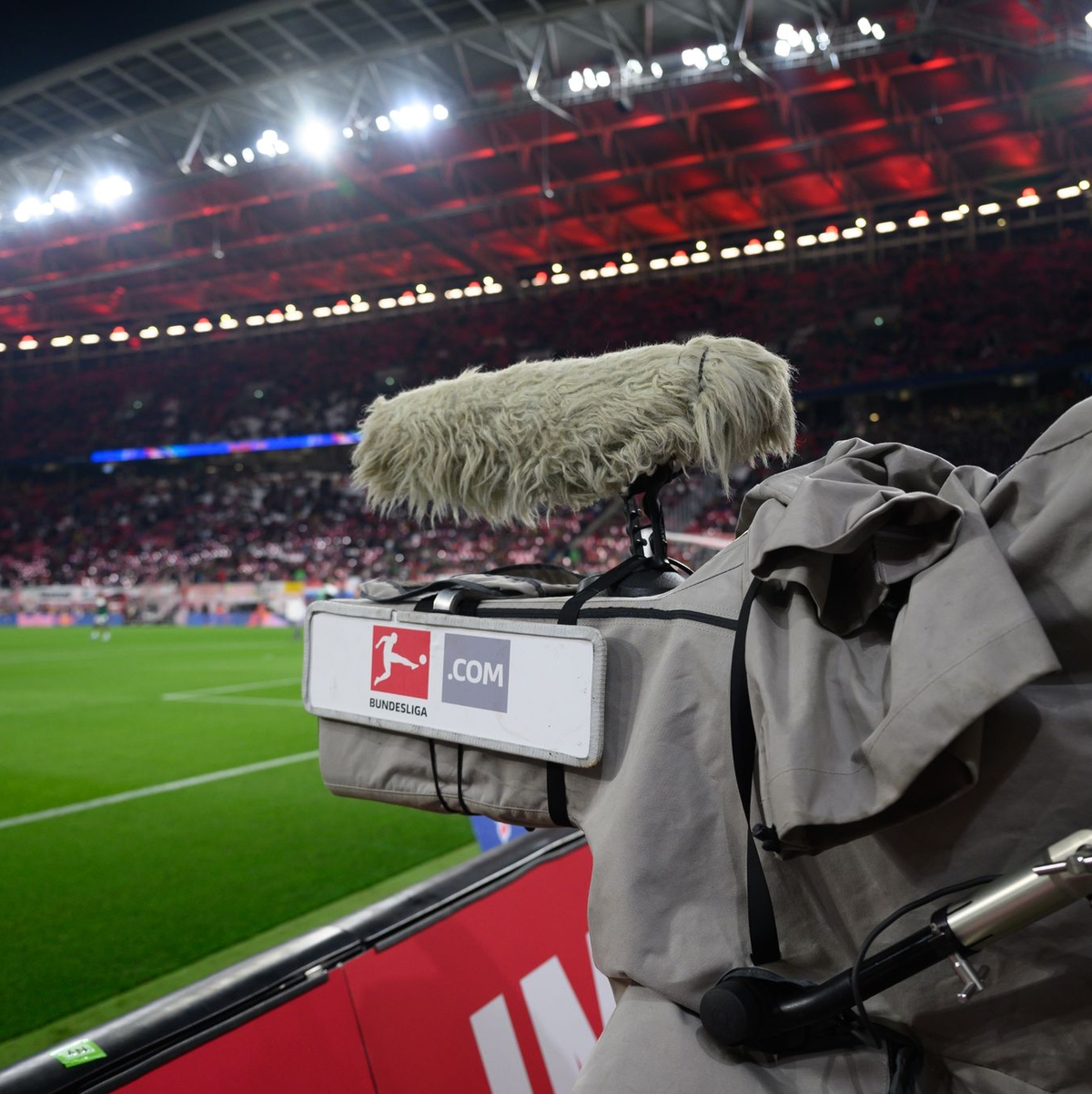 Nur kurz nach dem Start der Auktion der Fernseh-Rechte hat die Deutsche Fußball Liga das Milliarden-Geschäft gestoppt. - Foto: Robert Michael/dpa