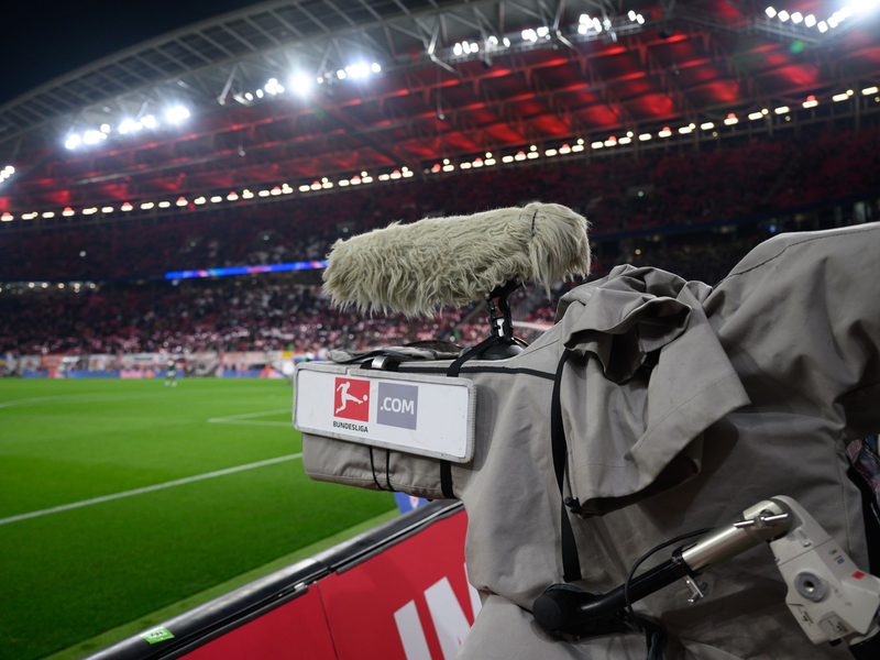 Nur kurz nach dem Start der Auktion der Fernseh-Rechte hat die Deutsche Fußball Liga das Milliarden-Geschäft gestoppt. - Foto: Robert Michael/dpa