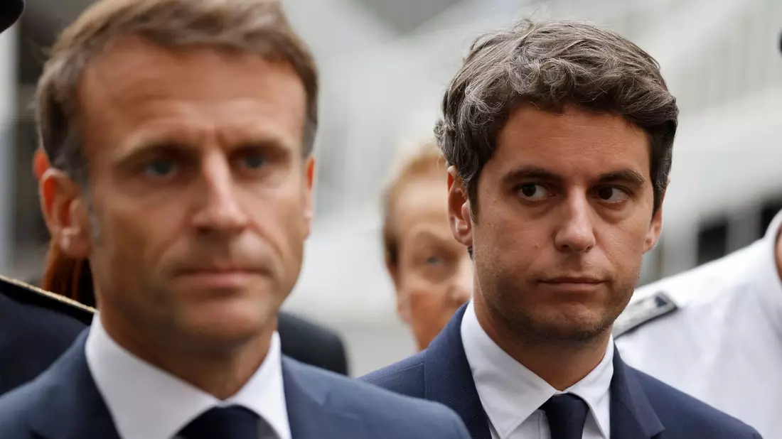 Große Haushaltslöcher setzen die Regierung von Macron (l) unter Druck - Attal (r) arbeitet an unpopulären kurzfristigen Sparmaßnahmen. - Bild: Ludovic Marin/POOL AFP/AP/dpa