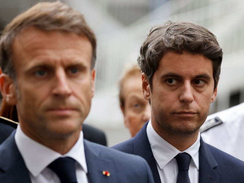 Große Haushaltslöcher setzen die Regierung von Macron (l) unter Druck - Attal (r) arbeitet an unpopulären kurzfristigen Sparmaßnahmen. - Foto: Ludovic Marin/POOL AFP/AP/dpa