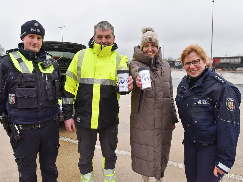 POL-MK: sicher.mobil.leben: Kaffee für Brummi-Fahrer - Foto: presseportal.de