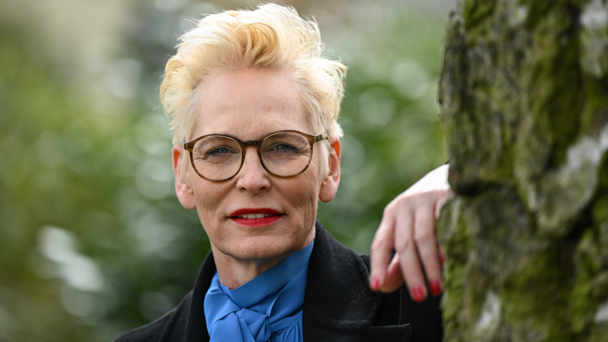 Bärbel Schäfer hat wegen eines Schicksalsschlags in ihrem Leben ein besonderes Verhältnis zu Staus nach Unfällen. - Foto: Arne Dedert/dpa