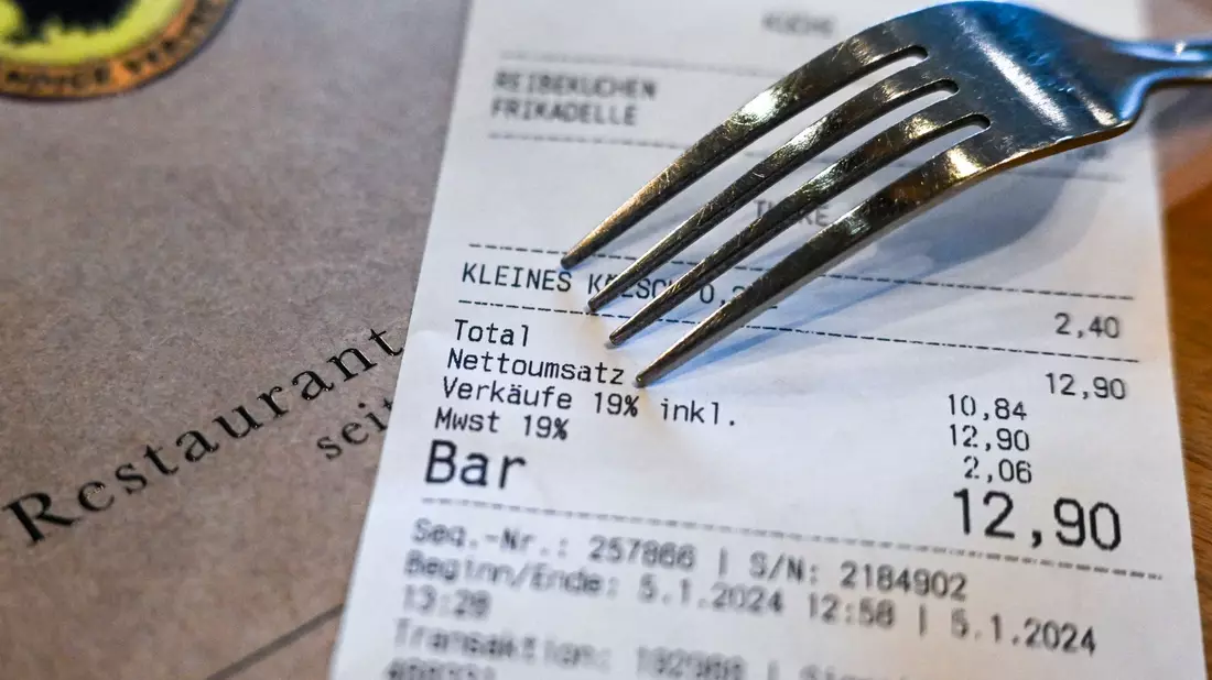 Die Gastronomie steht noch immer im Schatten der Corona-Krise. - Bild: Jens Kalaene/dpa