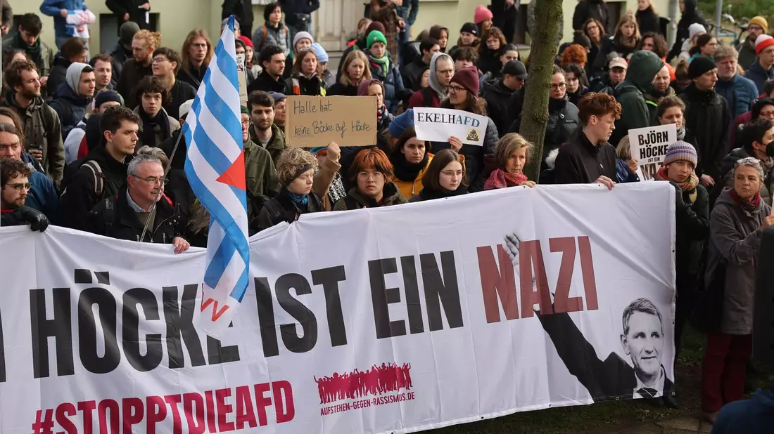 Demonstrantinnen und Demonstranten protestieren am Justizzentrum in Halle gegen Björn Höcke. - Bild: Jan Woitas/dpa