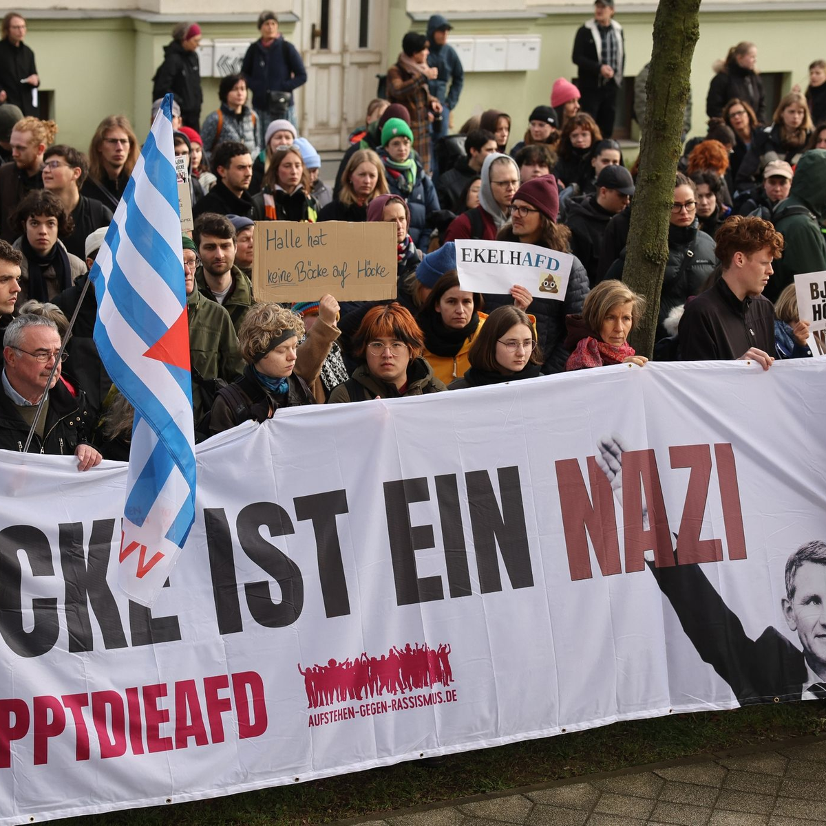 Demonstrantinnen und Demonstranten protestieren am Justizzentrum in Halle gegen Björn Höcke. - Foto: Jan Woitas/dpa