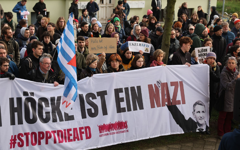 Demonstrantinnen und Demonstranten protestieren am Justizzentrum in Halle gegen Björn Höcke. - Foto: Jan Woitas/dpa