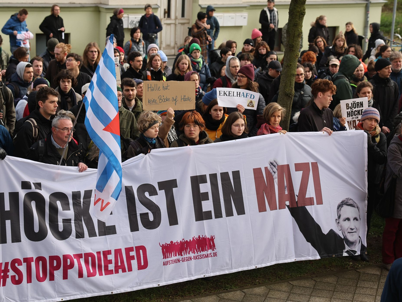 Demonstrantinnen und Demonstranten protestieren am Justizzentrum in Halle gegen Björn Höcke. - Foto: Jan Woitas/dpa