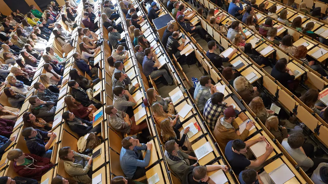 Frauen entscheiden sich öfter als Männer für eine weiter entfernte Hochschule. - Bild: Thomas Frey/dpa
