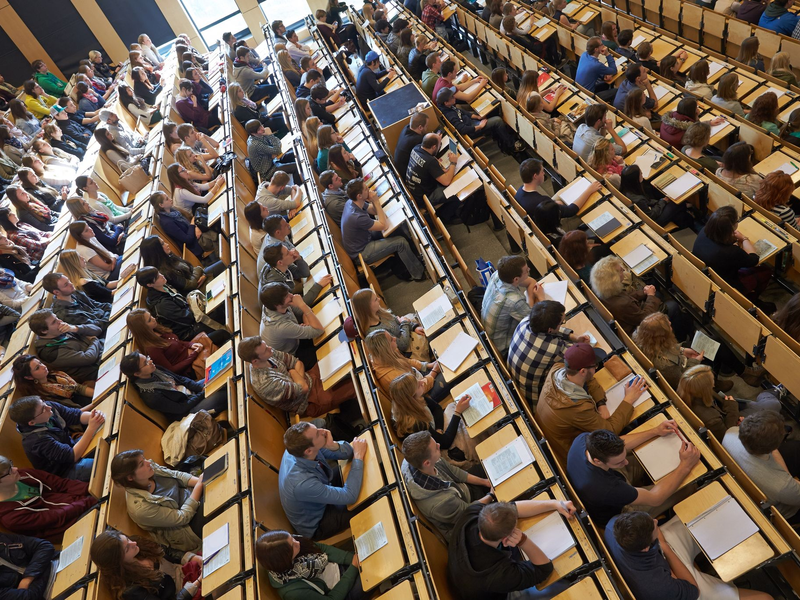 Frauen entscheiden sich öfter als Männer für eine weiter entfernte Hochschule. - Foto: Thomas Frey/dpa
