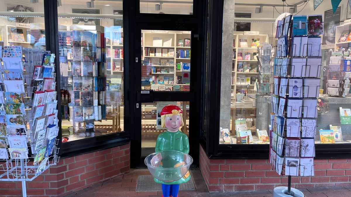 POL-SE: Wahlstedt - Zuvor entwendeter Buchaufsteller wieder da - Polizei hat einen ersten Tatverdacht - Foto: presseportal.de