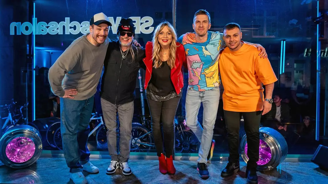 Frühlingsgefühle bei NightWash: Host Simon Stäblein begrüßt Markus Krebs, Jan van Weyde, Osan Yaran und Mirja Regensburg - Bild: presseportal.de