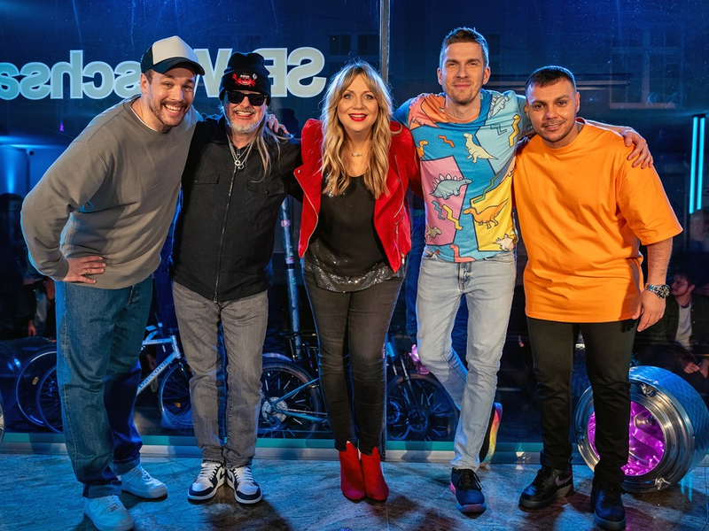 Frühlingsgefühle bei NightWash: Host Simon Stäblein begrüßt Markus Krebs, Jan van Weyde, Osan Yaran und Mirja Regensburg - Foto: presseportal.de