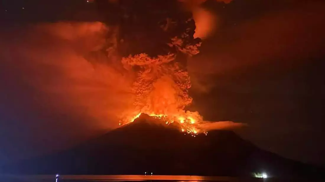 Lava glüht im Krater des Vulkans Ruang auf den Sanguine-Inseln in Indonesien. - Bild: Uncredited/BPBD Sitaro/AP/dpa