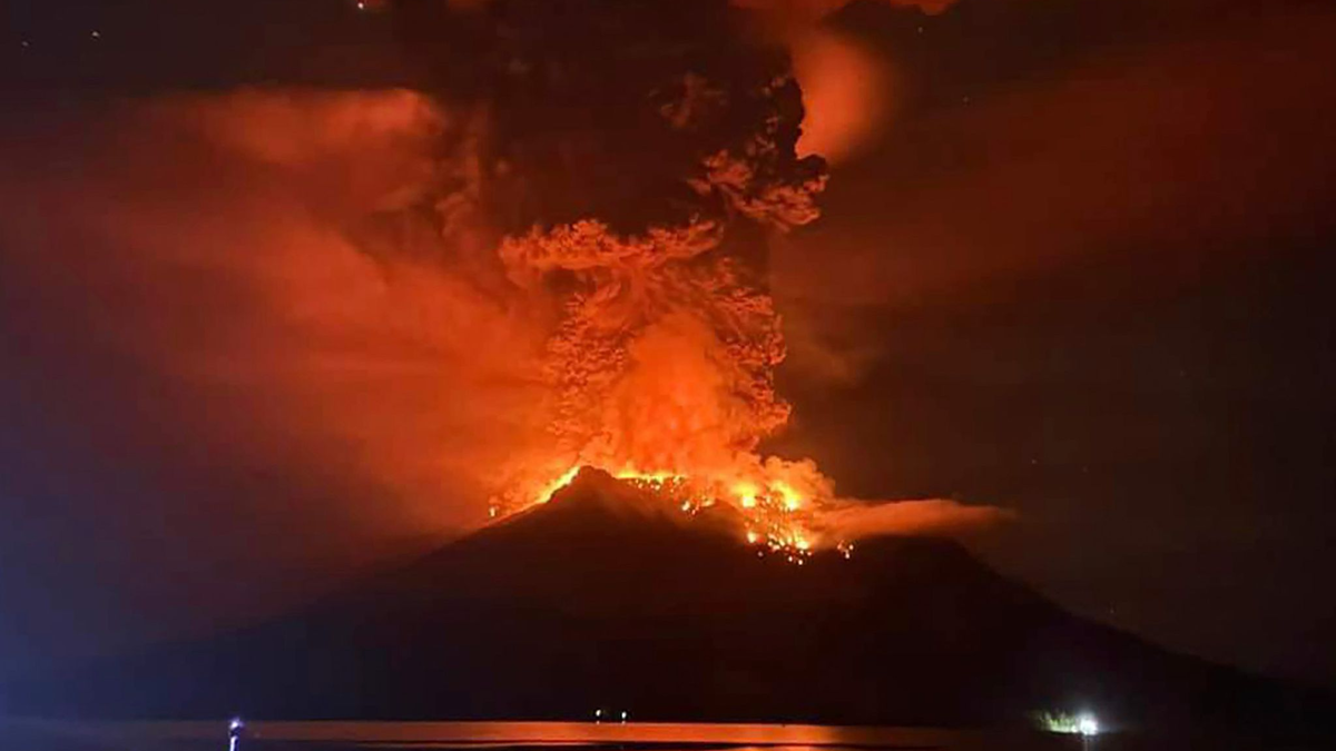 Lava glüht im Krater des Vulkans Ruang auf den Sanguine-Inseln in Indonesien. - Foto: Uncredited/BPBD Sitaro/AP/dpa