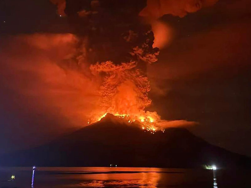 Lava glüht im Krater des Vulkans Ruang auf den Sanguine-Inseln in Indonesien. - Foto: Uncredited/BPBD Sitaro/AP/dpa