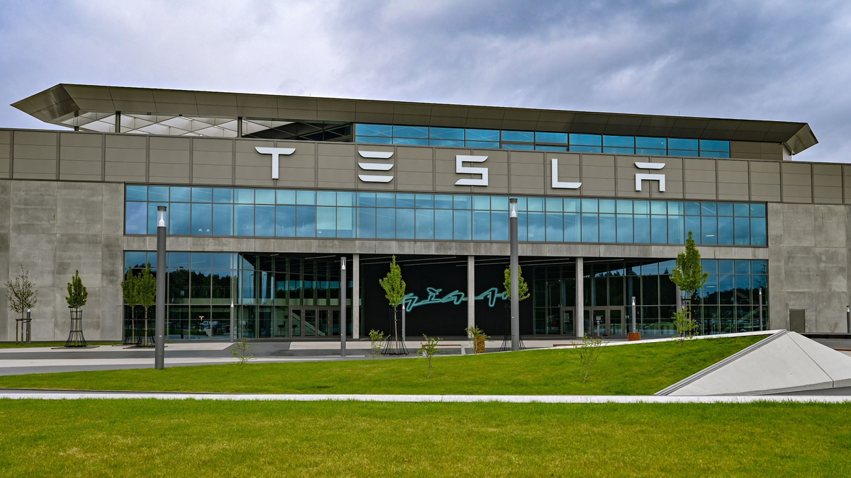 Die Tesla-Autofabrik in Grünheide bei Berlin. - Foto: Patrick Pleul/dpa
