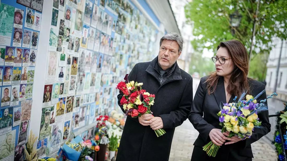 Vizekanzler Robert Habeck legt zusammen mit Julija Swyrydenko, der Ersten Stellvertretenden Premierministerin und Ministerin für Wirtschaft der Ukraine, an der Gedenkmauer für die im Krieg gefallenen Soldaten Blumen nieder. - Bild: Kay Nietfeld/dpa