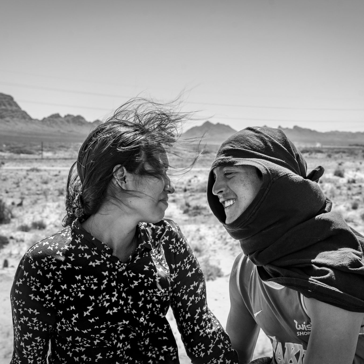 Migranten benutzen eine selbstgebaute Leiter, um mit Hilfe eines Schmugglers einen Teil der Grenzmauer zur USA zu erklimmen. Der aus Venezuela stammende Fotograf Alejandro Cegara wurde in der Kategorie langfristige Projekte für eine Serie über Immigration in Mexiko ausgezeichnet. - Foto: Alejandro Cegarra/The New York Times/Bloomberg/dpa