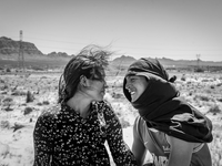 Migranten benutzen eine selbstgebaute Leiter, um mit Hilfe eines Schmugglers einen Teil der Grenzmauer zur USA zu erklimmen. Der aus Venezuela stammende Fotograf Alejandro Cegara wurde in der Kategorie langfristige Projekte für eine Serie über Immigration in Mexiko ausgezeichnet. - Foto: Alejandro Cegarra/The New York Times/Bloomberg/dpa