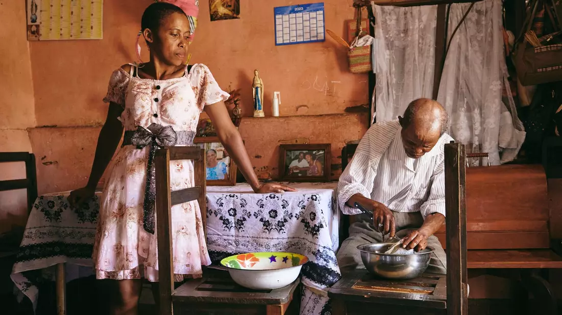 Joeline (Fara) Rafaraniriana (41) sieht ihrem Vater Dada Paul Rakotazandriny (91) beim Putzen der Fische zu. Die Südafrikanerin Lee-Ann Olwage wurde für ihre Reportage für das Magazin «Geo» über den Umgang mit Demenz-Kranken in Madagaskar ausgezeichnet. - Bild: Lee-Ann Olwage/für GEO/dpa